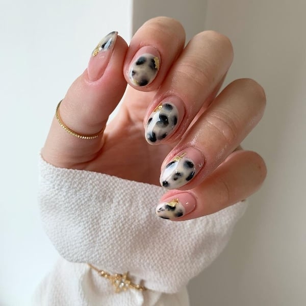 Tortoiseshell Gold Foil Short Almond Nails, Close-Up Take Tortoiseshell Gold Foil Short Almond Nails, Close-Up Take — Nails for Blondes