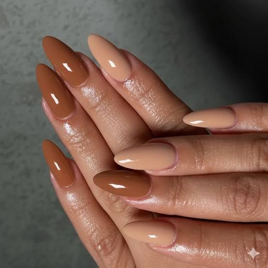 Nude and Brown Glossy Short Almond Nails Nude and Brown Glossy Short Almond Nails — Nails for Blondes