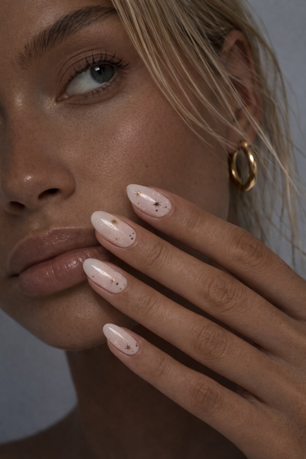 Gold Star Decal Short Oval Nails Gold Star Decal Short Oval Nails — Nails for Pale Skin