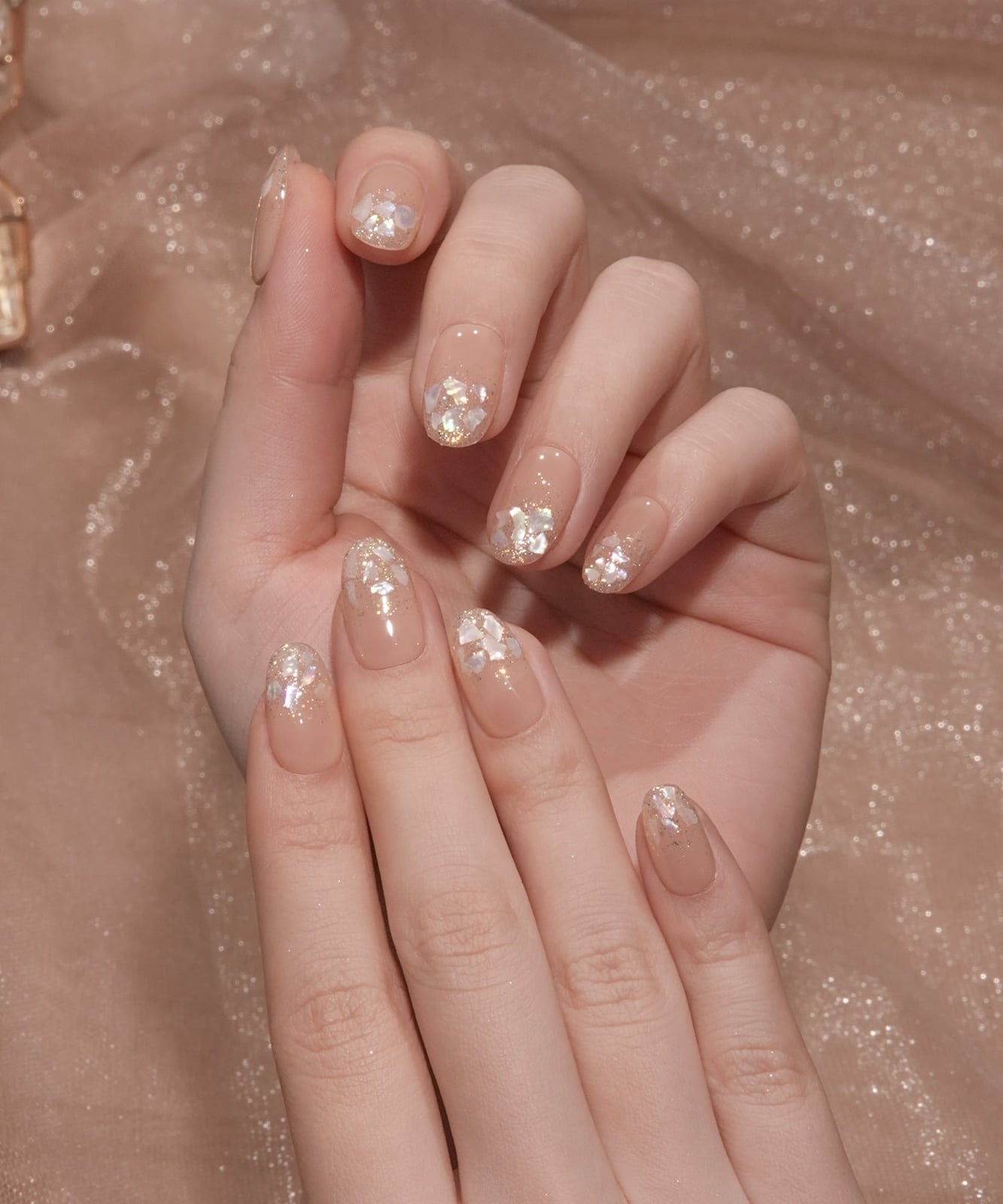Iridescent Shell Glitter Short Oval Nails Iridescent Shell Glitter Short Oval Nails — Nails for Pale Skin