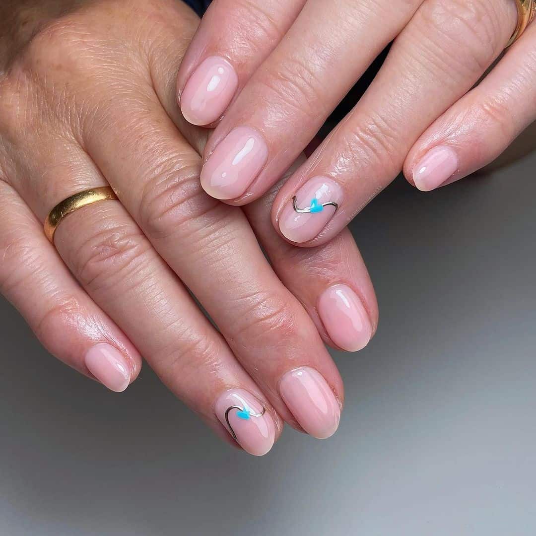Minimalist Silver Line Sheer Milky Pink Short Oval Nails Minimalist Silver Line Sheer Milky Pink Short Oval Nails — Nails for Pale Skin