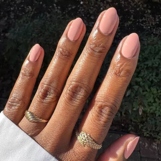 Peachy Nude Glossy Short Oval Nails, Close-Up Take Peachy Nude Glossy Short Oval Nails, Close-Up Take — Nails for Tan Skin