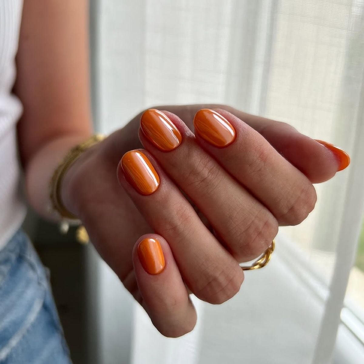 Vibrant Orange Subtle Streak Glossy Short Oval Nails Vibrant Orange Subtle Streak Glossy Short Oval Nails — Nails for Tan Skin