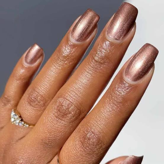 Rose Gold Metallic Chrome Short Square Nails Rose Gold Metallic Chrome Short Square Nails — Nails for Tan Skin