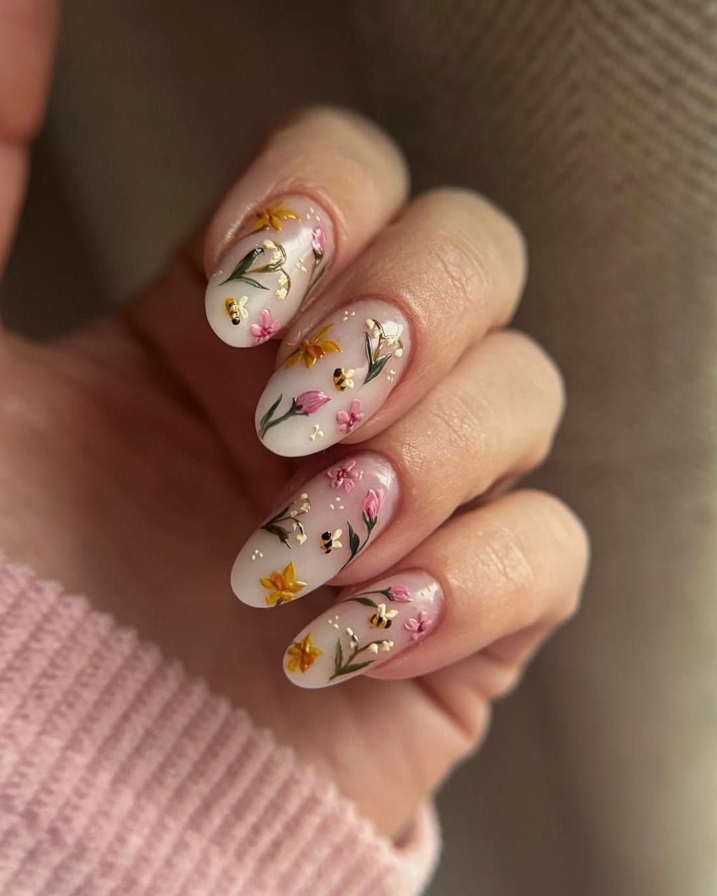 Short Oval 3D Floral Bee Nails Short Oval 3D Floral Bee Nails — Nails for Teens