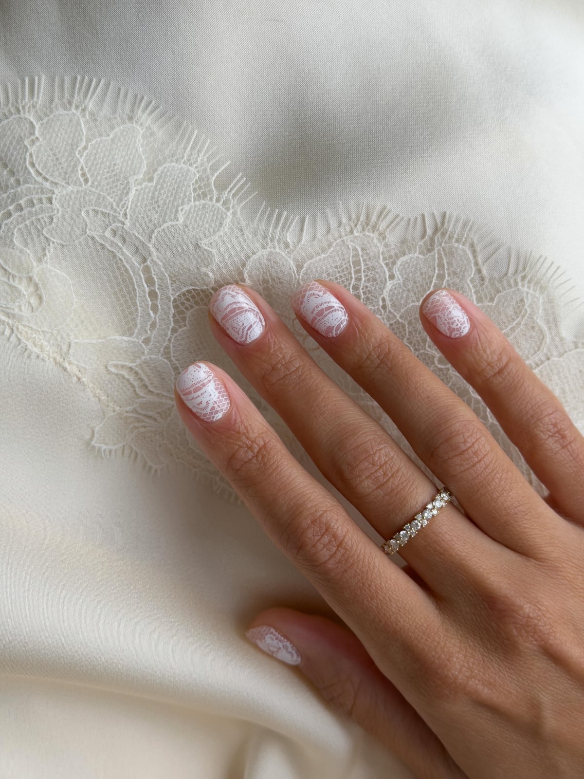 Short Almond White Lace Pattern Nails — Nails for White Dress