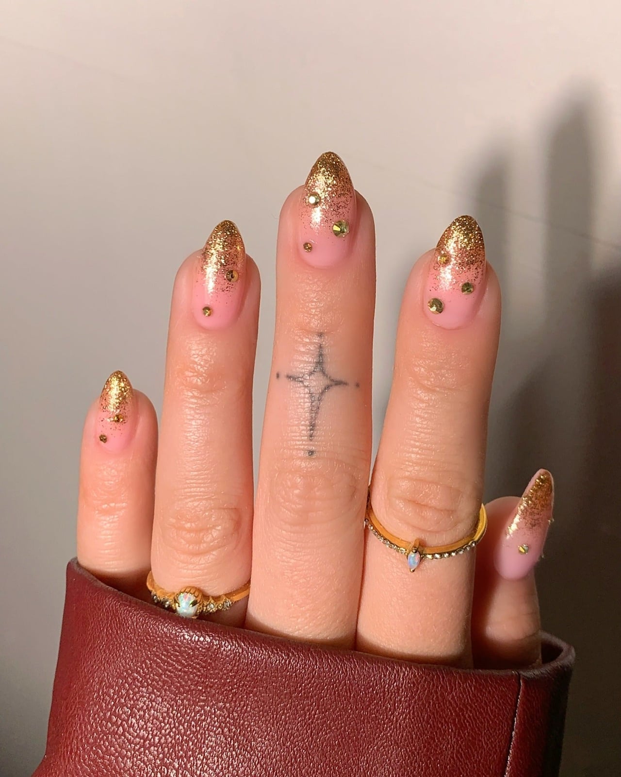 Medium Almond Pink Gold Glitter Tips, золотой глиттер на кончиках Medium Almond Pink Gold Glitter Tips, золотой глиттер на кончиках — New Years Nails