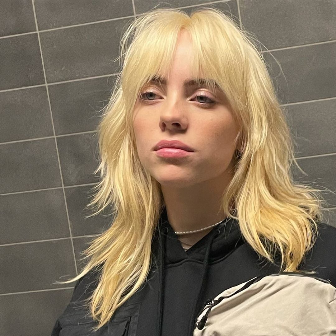Shoulder Platinum Blonde Octopus With Wispy Bangs Shoulder Platinum Blonde Octopus With Wispy Bangs — Octopus Haircut