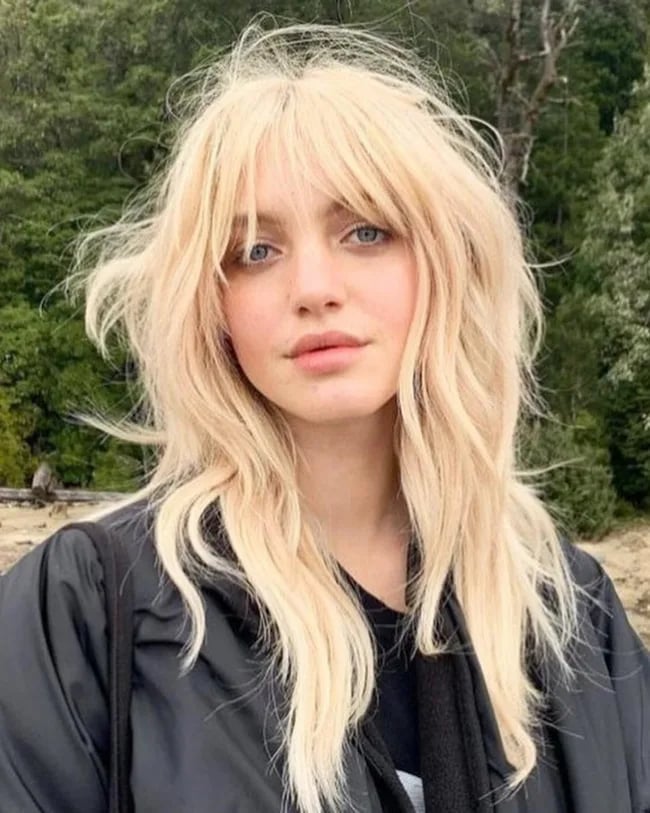 Collarbone Platinum Blonde Octopus With Curtain Bangs, Close-Up Take Collarbone Platinum Blonde Octopus With Curtain Bangs, Close-Up Take — Octopus Haircut