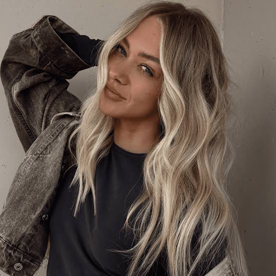 Collarbone Ash Blonde With Face-Framing Highlights, Wavy Fine Hair — Old Money Blonde