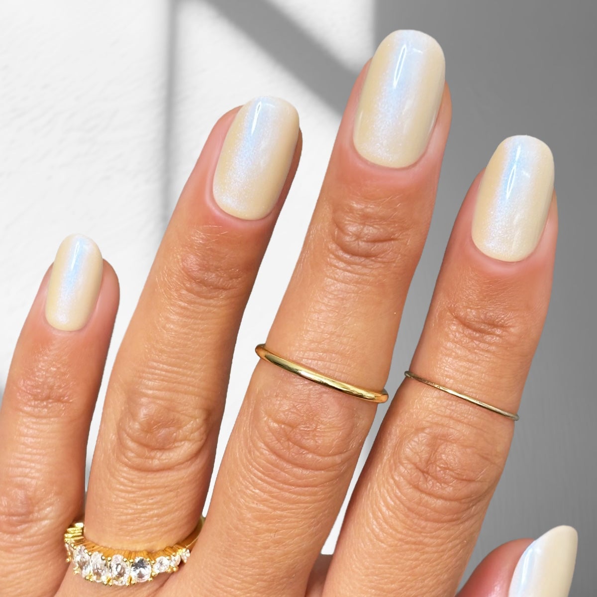 Medium Oval Pale Ivory Shimmer Nails — Oval Nails