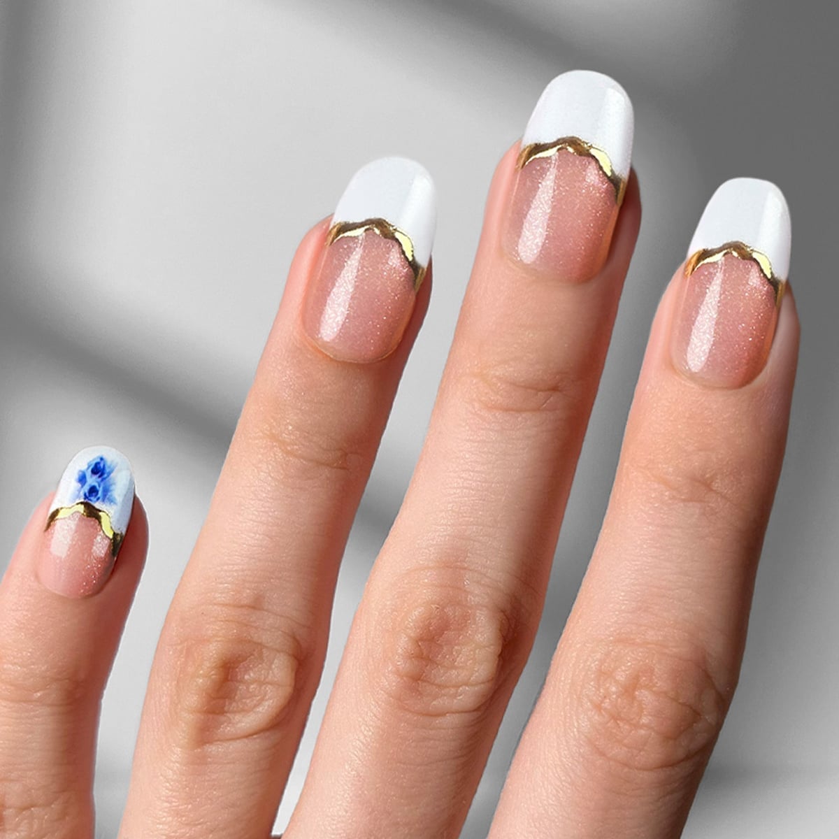 Medium Oval Sheer Gold Accent Floral Nails — Oval Nails