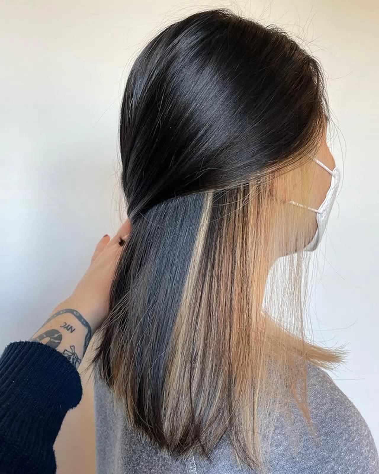 Collarbone Straight Cut With Blonde And Gray Peekaboos Collarbone Straight Cut With Blonde And Gray Peekaboos — Peekaboo Highlights