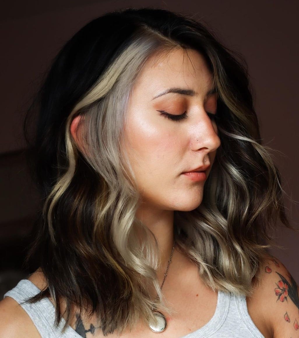 Collarbone Wavy Dark Brown With Platinum Money Piece Collarbone Wavy Dark Brown With Platinum Money Piece — Peekaboo Highlights