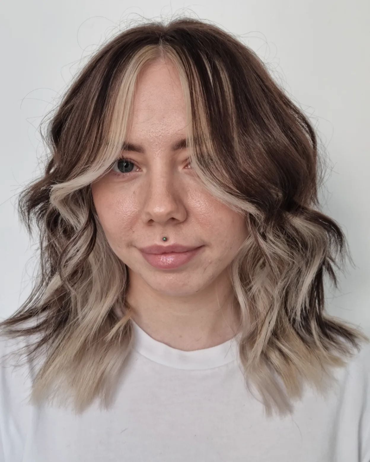 Collarbone Layered Dark Brown With Blonde Money Piece, Curtain Bangs Collarbone Layered Dark Brown With Blonde Money Piece, Curtain Bangs — Peekaboo Highlights