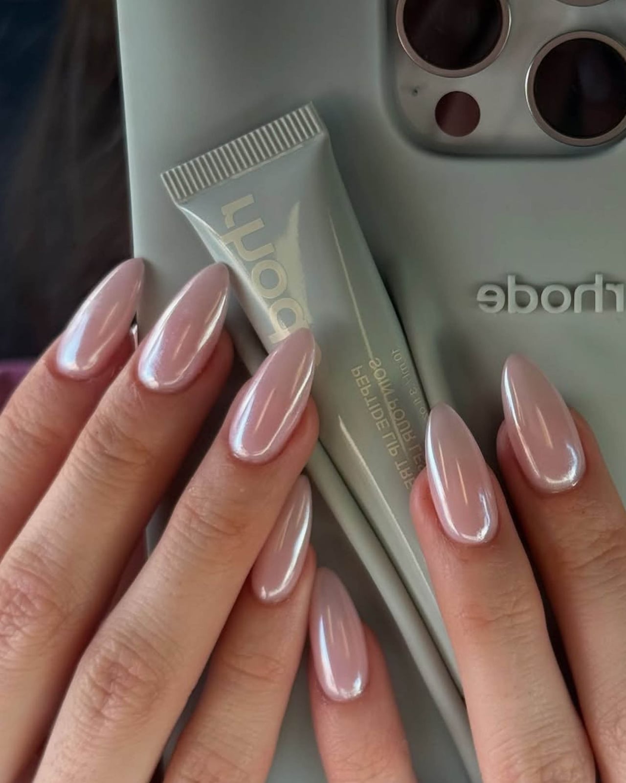 Short Almond Pinkish-Silver High-Shine Chrome Nails — Photoshoot Nails