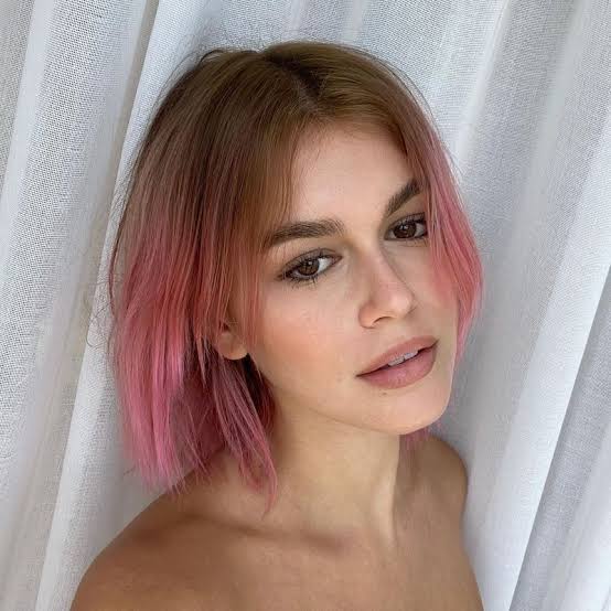 Collarbone Bob With Pink Ombré And Curtain Bangs Collarbone Bob With Pink Ombré And Curtain Bangs — Pink Hair
