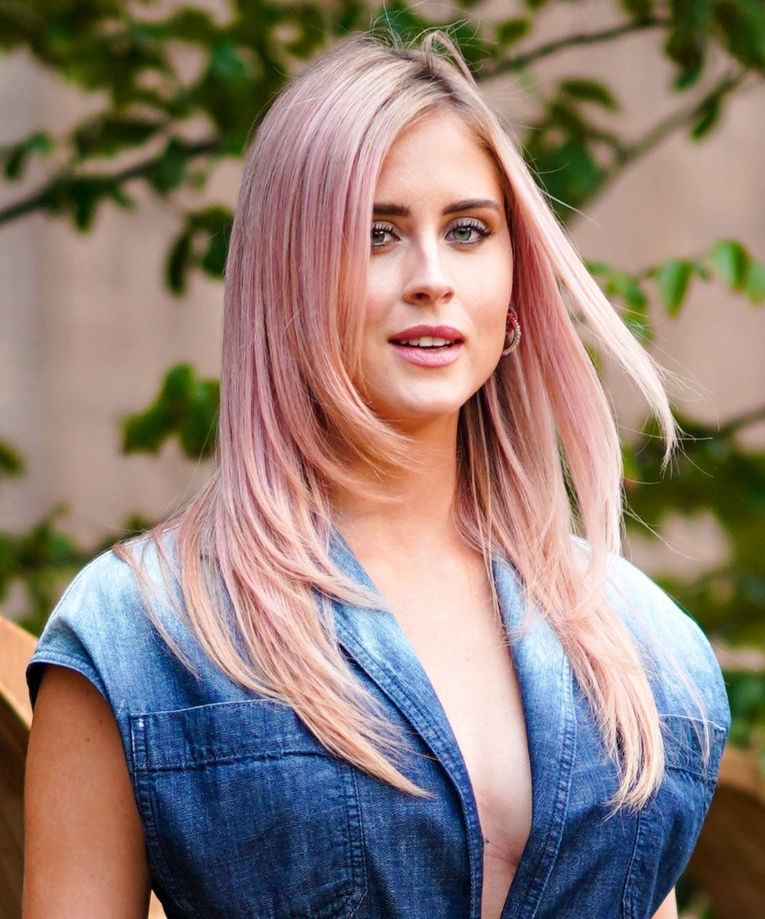 Mid-Back Long Layers Light Pink With Curtain Bangs Mid-Back Long Layers Light Pink With Curtain Bangs — Pink Hair