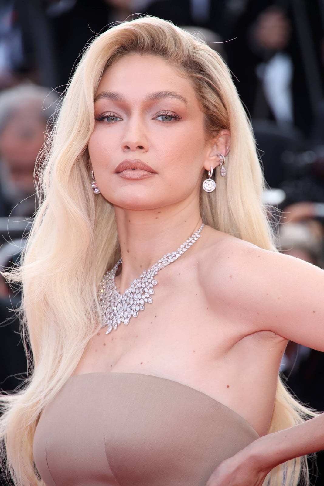 Mid-Back Wavy Platinum Blonde