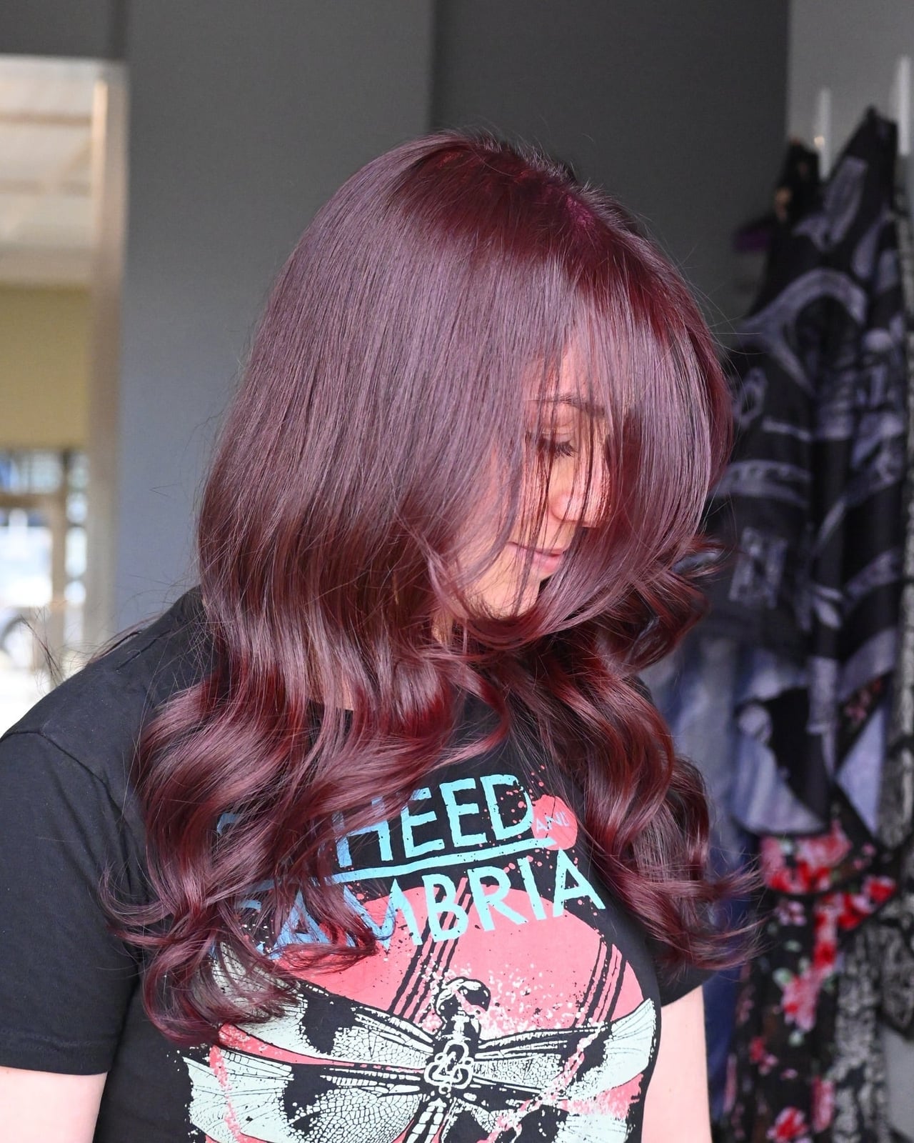 Burgundy Collarbone Waves With Curtain Bangs Burgundy Collarbone Waves With Curtain Bangs — Red Hair Colors