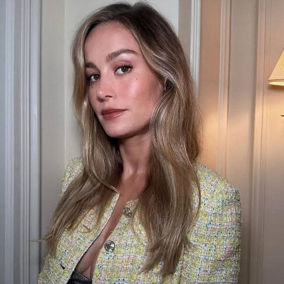 Dark Blonde Collarbone Waves With Lighter Highlights Dark Blonde Collarbone Waves With Lighter Highlights — Reverse Balayage