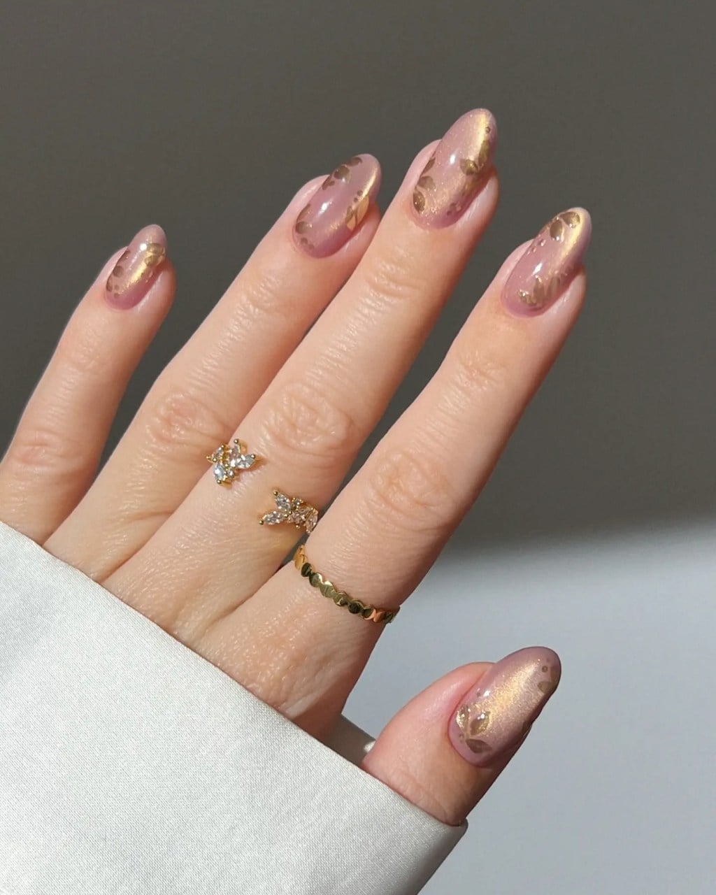 Rose Gold Cat Eye Gold Foil Medium Almond Nails Rose Gold Cat Eye Gold Foil Medium Almond Nails — Rose Gold Nails