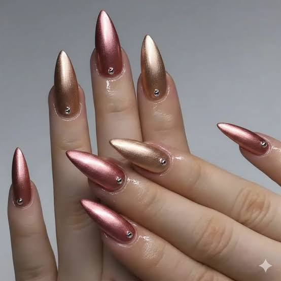 Pale Peach Pearlescent Medium Almond Nails, полностью покрыты хромом Pale Peach Pearlescent Medium Almond Nails, полностью покрыты хромом — Rose Gold Nails