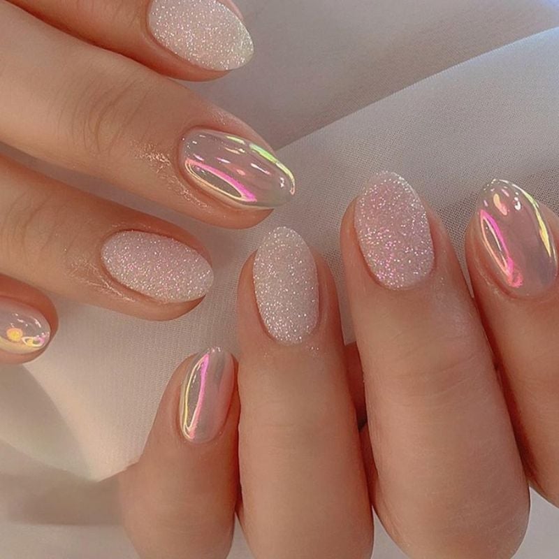 Shimmer and Iridescent Chrome Short Oval Nails Shimmer and Iridescent Chrome Short Oval Nails — Round Nails