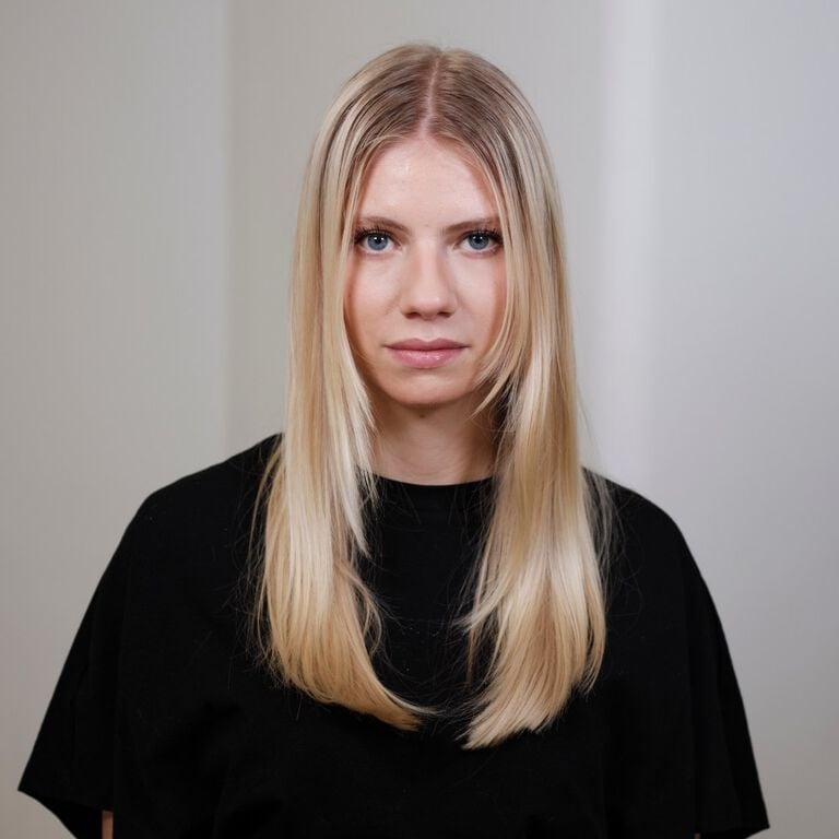 Mid-Back Straight Style With Root Shadow Mid-Back Straight Style With Root Shadow — Scandi Blonde