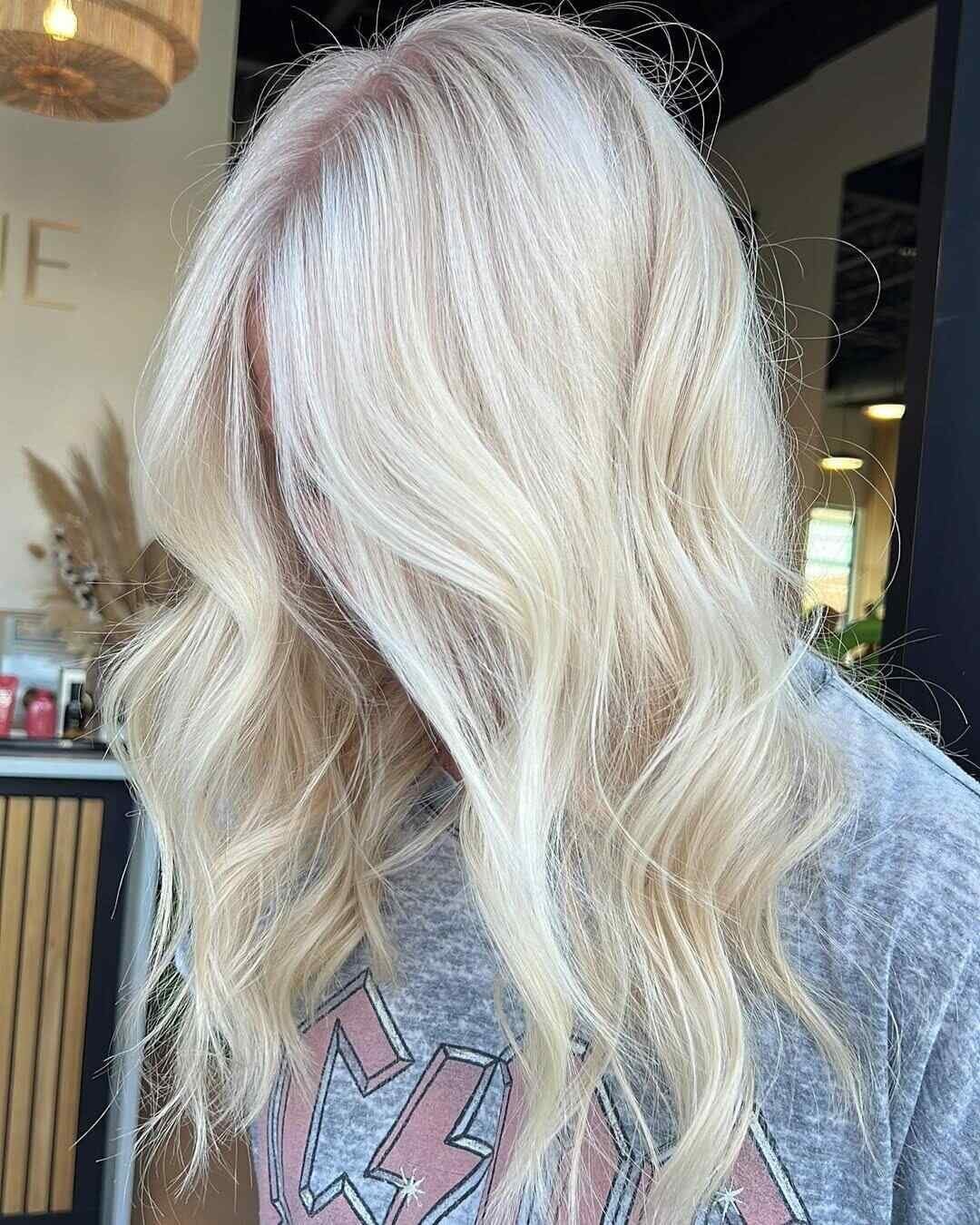 Collarbone Wavy Style With Root Shadow Collarbone Wavy Style With Root Shadow — Scandi Blonde
