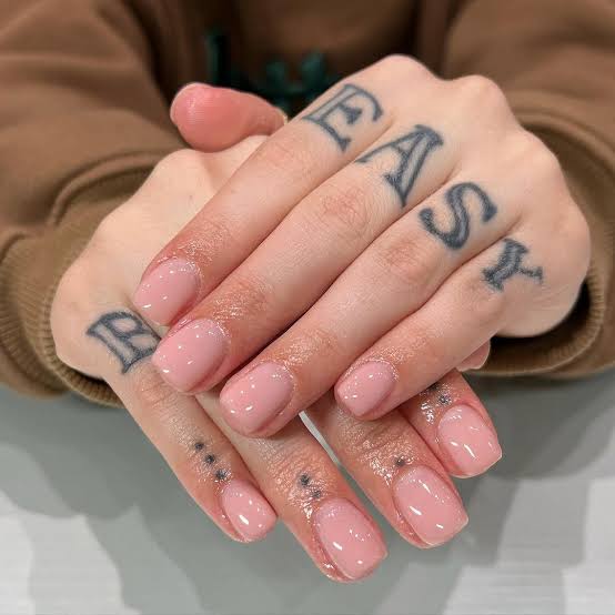 Delicate Gold Line Short Almond Nails Delicate Gold Line Short Almond Nails — Short Acrylic Nails