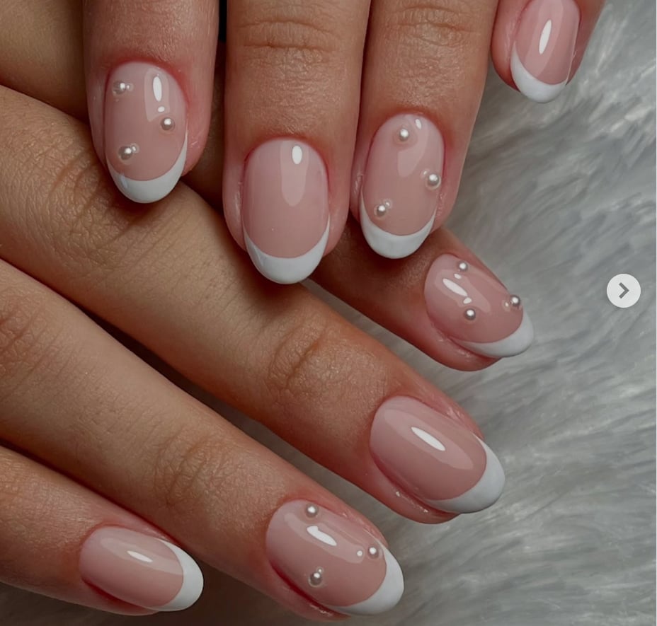 Pearl Accented French Short Oval Pearl Accented French Short Oval — Short Nails