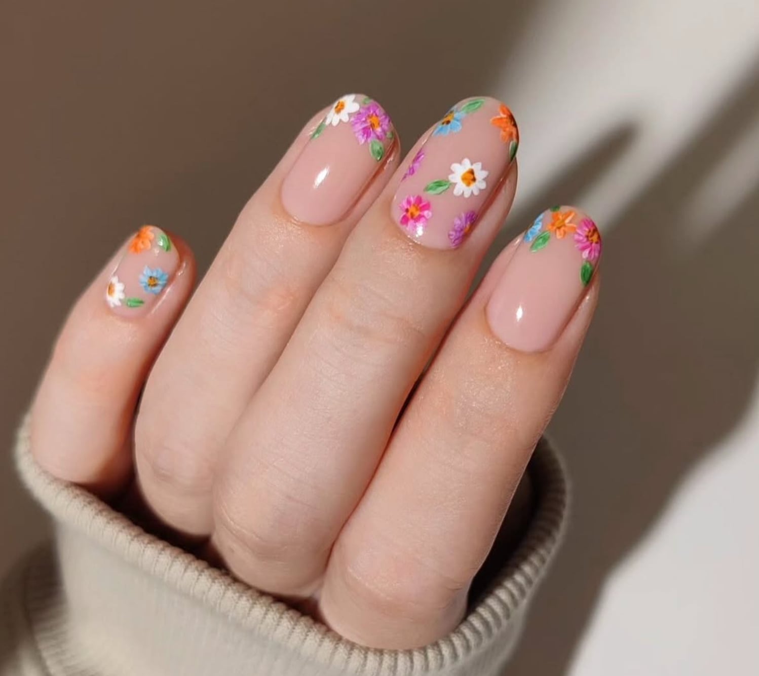 Floral Art Short Almond Nails Floral Art Short Almond Nails — Short Nails
