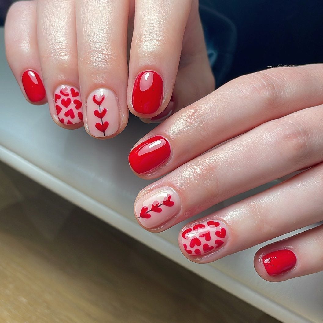 Romantic Heart Detail Short Oval Romantic Heart Detail Short Oval — Short Nails