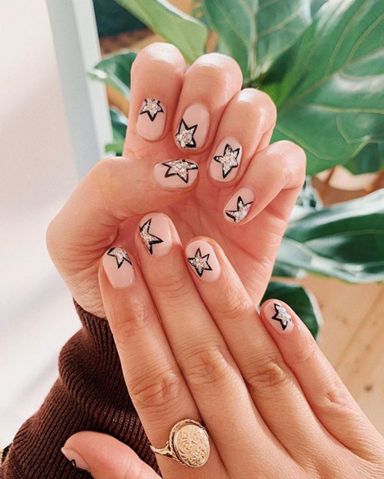 Sparkling Star Detail Short Oval Sparkling Star Detail Short Oval — Short Nails