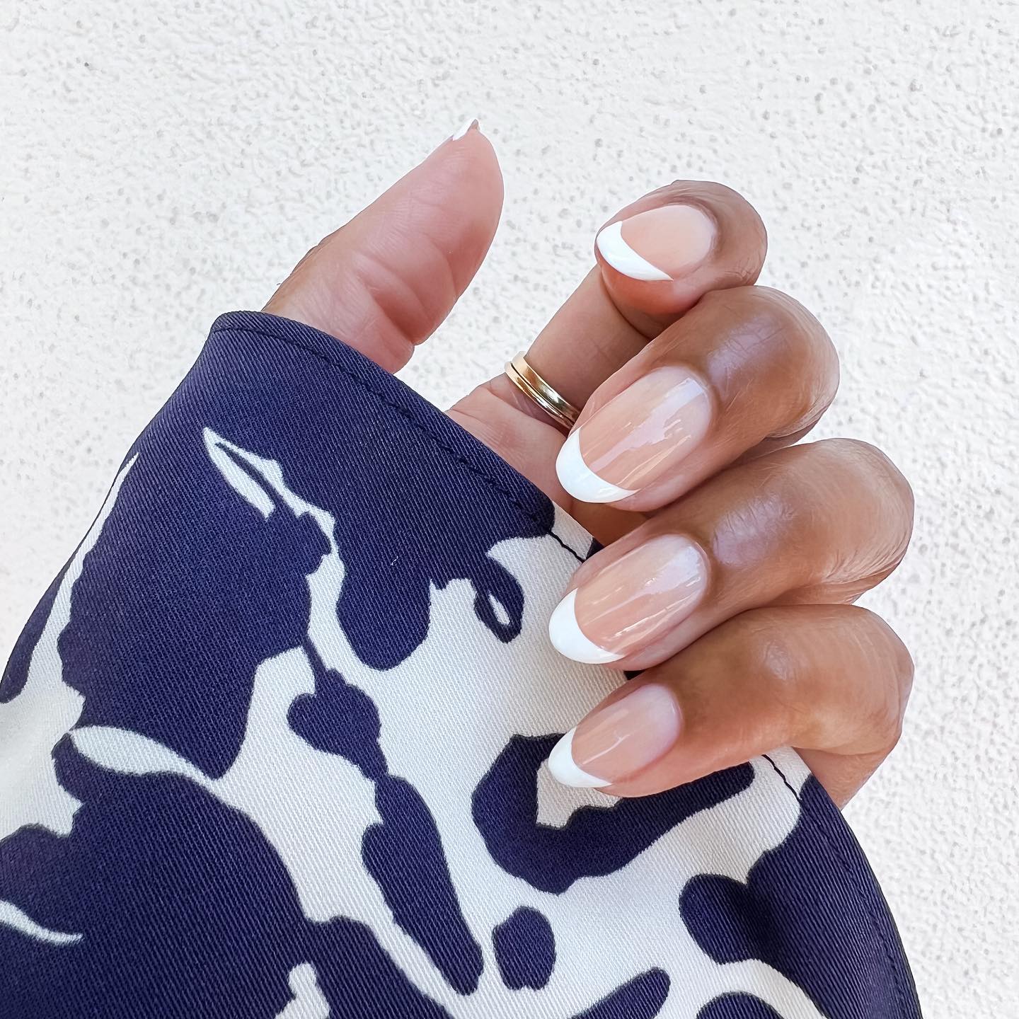Nude Base Classic White French Tip Short Oval Nails Nude Base Classic White French Tip Short Oval Nails