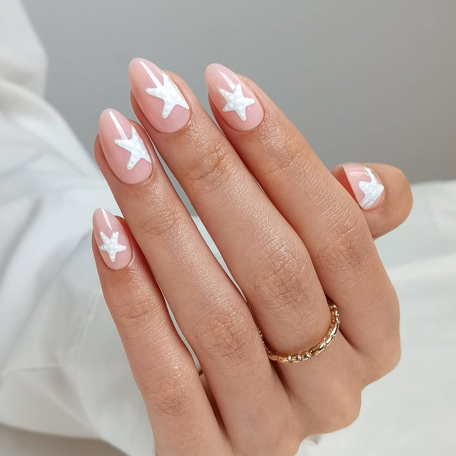 Short Almond Glossy Pink With White Stars Short Almond Glossy Pink With White Stars — Short Press On Nails