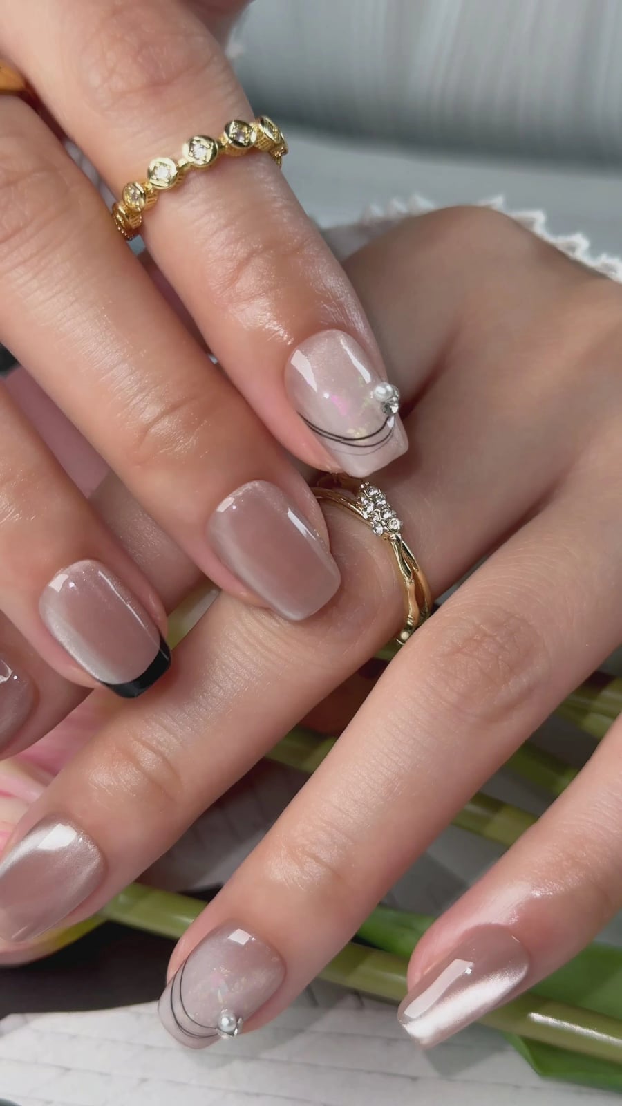 Short Square Gray Beige Cat Eye Pearl Short Square Gray Beige Cat Eye Pearl — Short Press On Nails
