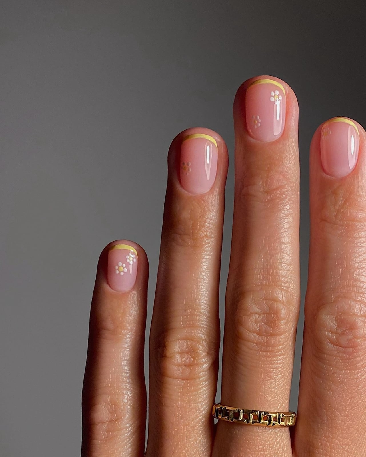 Sheer Pink Gold Line Floral Accent Short Round Nails
