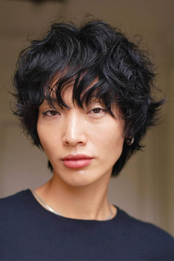 Ear Length Shag With Natural Curls No Bangs — Short Shag