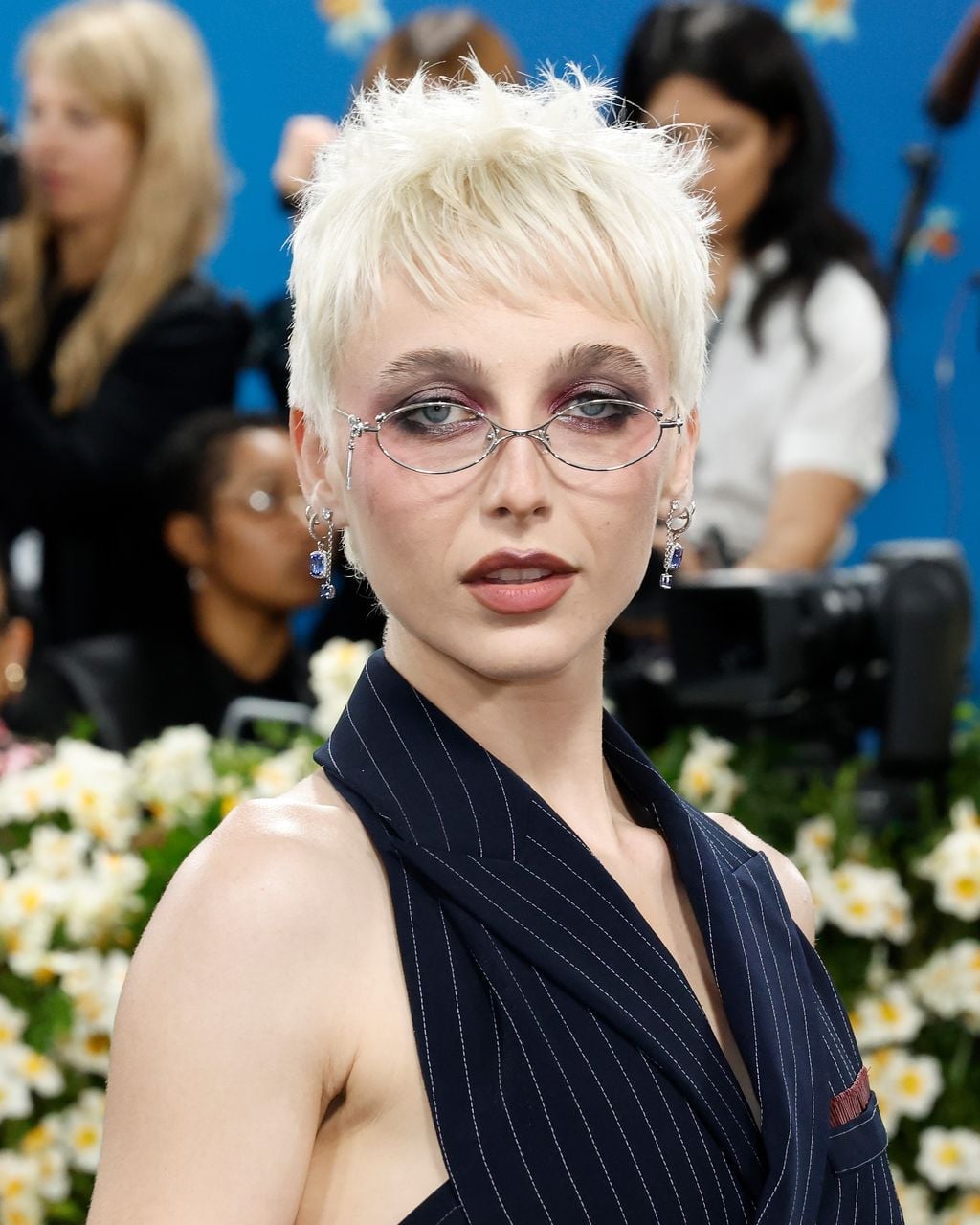 Fine Wavy Collarbone Shag With Blunt Bangs — Short Shag