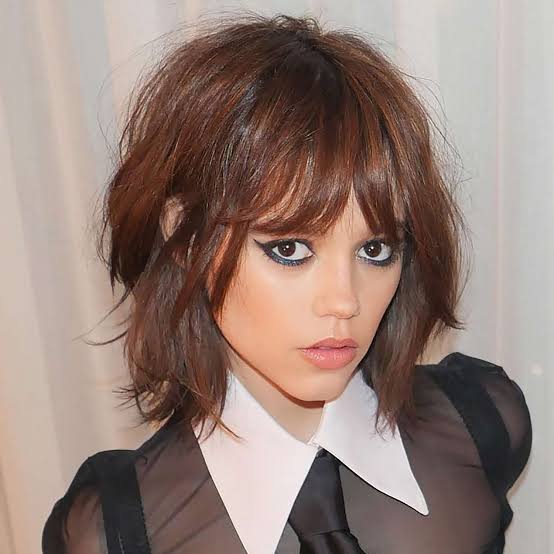 Chin Length Shag With Curtain Bangs And Messy Waves — Short Shag