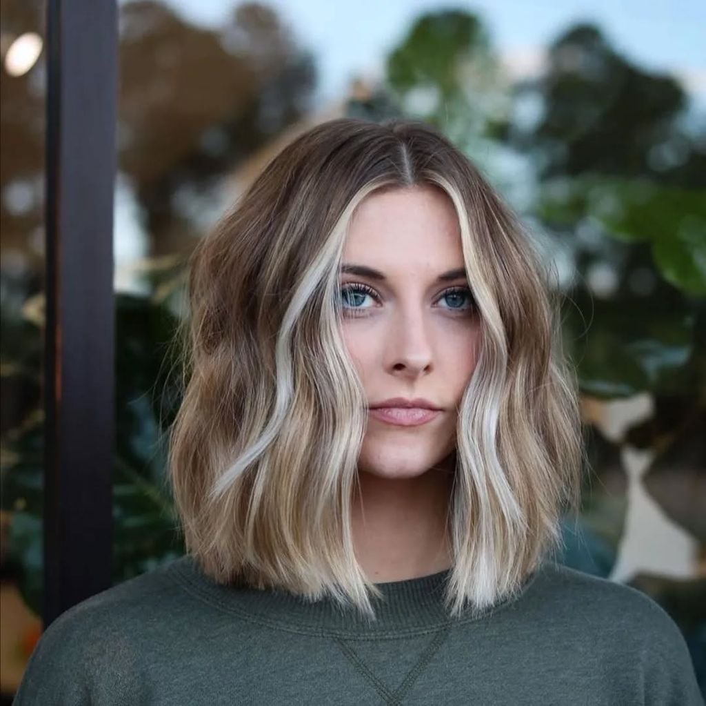 Honey Blonde Lob With Curtain Bangs and Waves Honey Blonde Lob With Curtain Bangs and Waves — Shoulder Length Haircuts