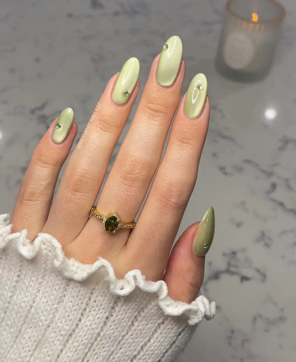 Short Oval Light Green Cat Eye With Rhinestone — Simple Nails