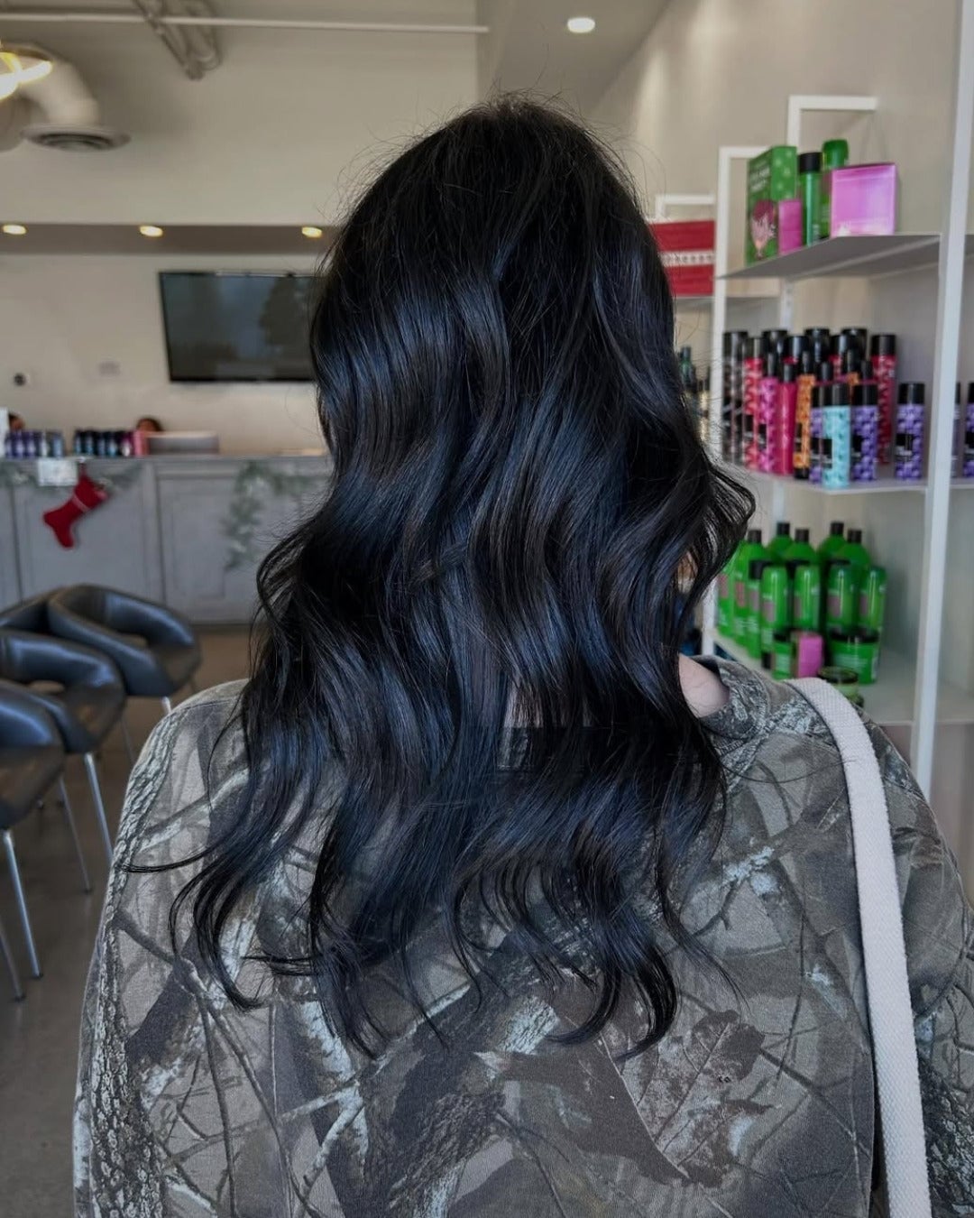 Flowing Mid-Back Waves — Soft Black Hair