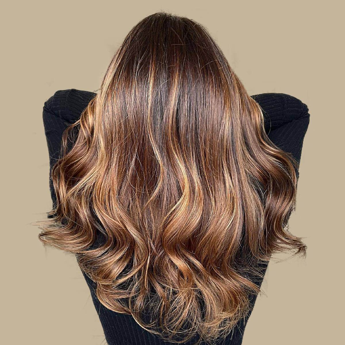 Mid-Back Dark Brown With Caramel Honey Sombre, Wavy Blowout Mid-Back Dark Brown With Caramel Honey Sombre, Wavy Blowout — Sombre Hair
