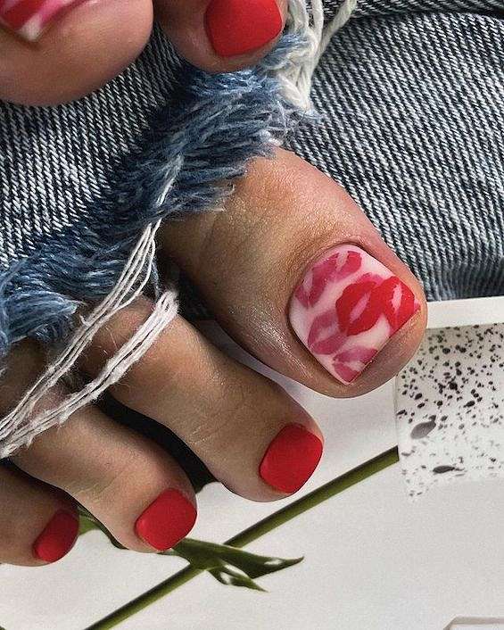 Short Square Matte Red Lips Toes Short Square Matte Red Lips Toes — Toe Nails