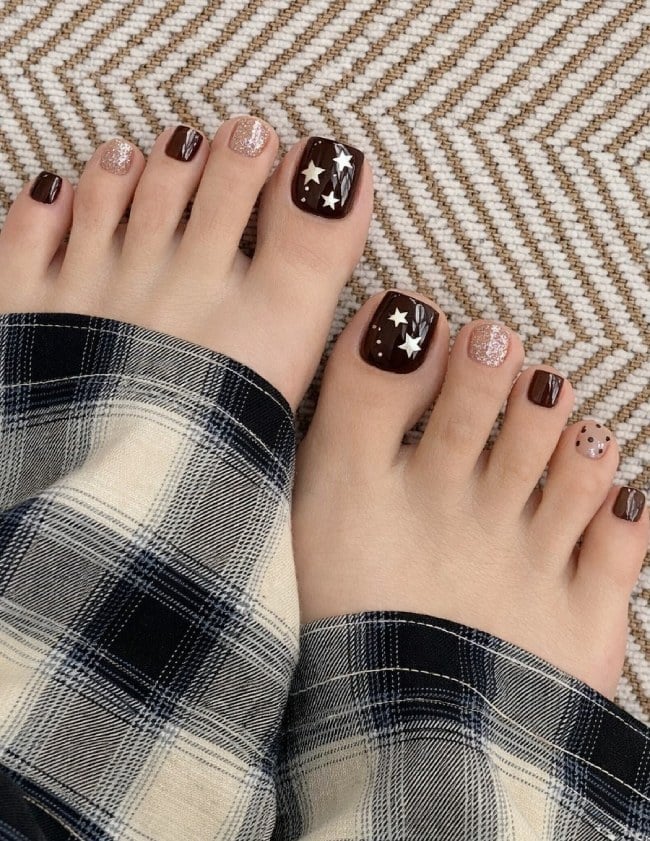 Short Square Chocolate Brown Star Decal Toes Short Square Chocolate Brown Star Decal Toes — Toe Nails