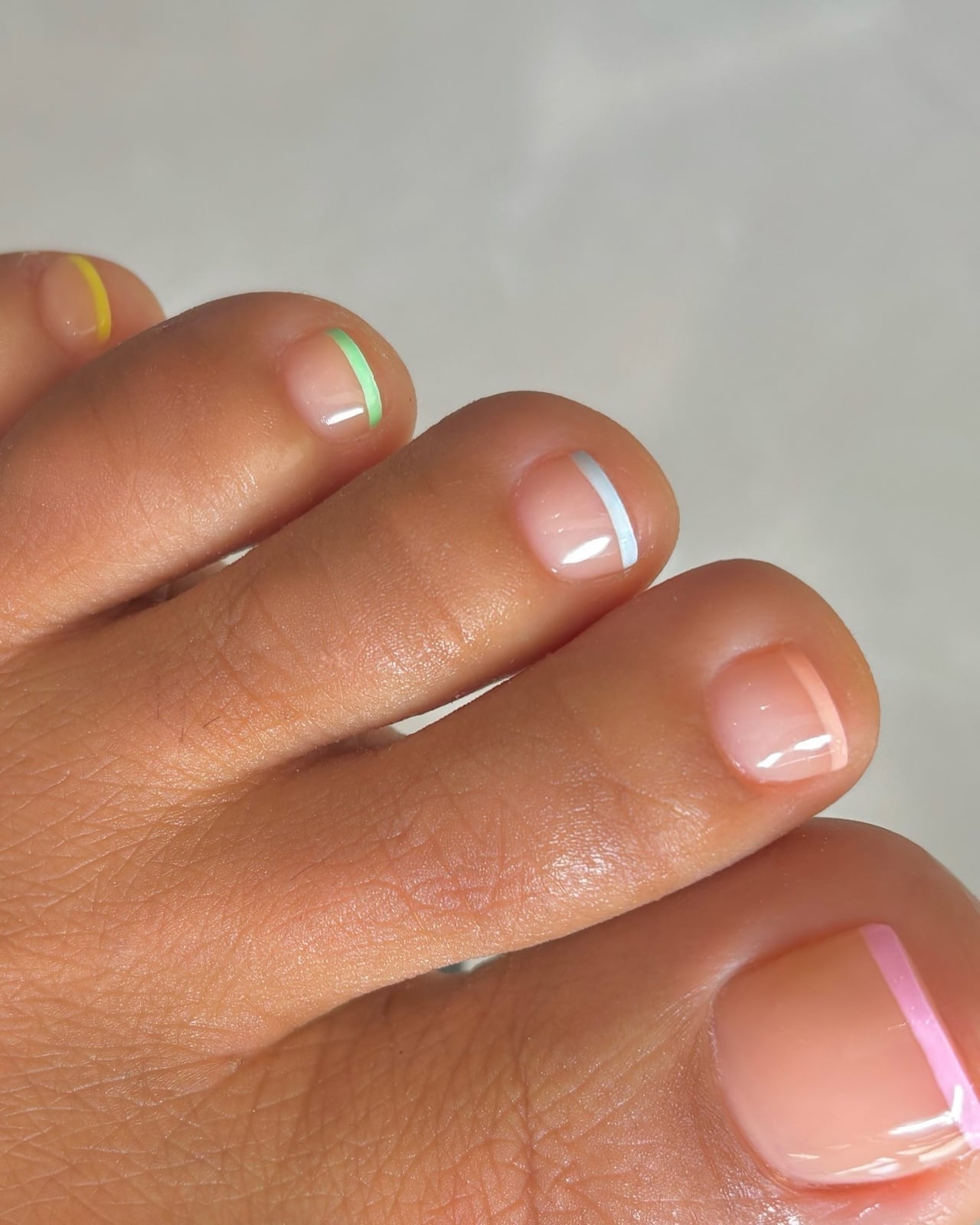 Short Natural Pastel Line Tip Toes Short Natural Pastel Line Tip Toes — Toe Nails