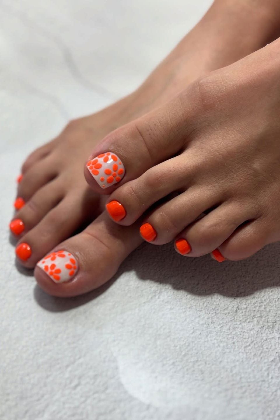 Short Natural Bright Orange Floral Toes Short Natural Bright Orange Floral Toes — Toe Nails